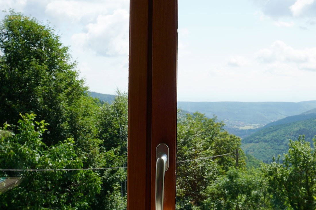 De grandes fenêtres avec une vue imprenable sur la vallée, la plaine d’Alsace.
