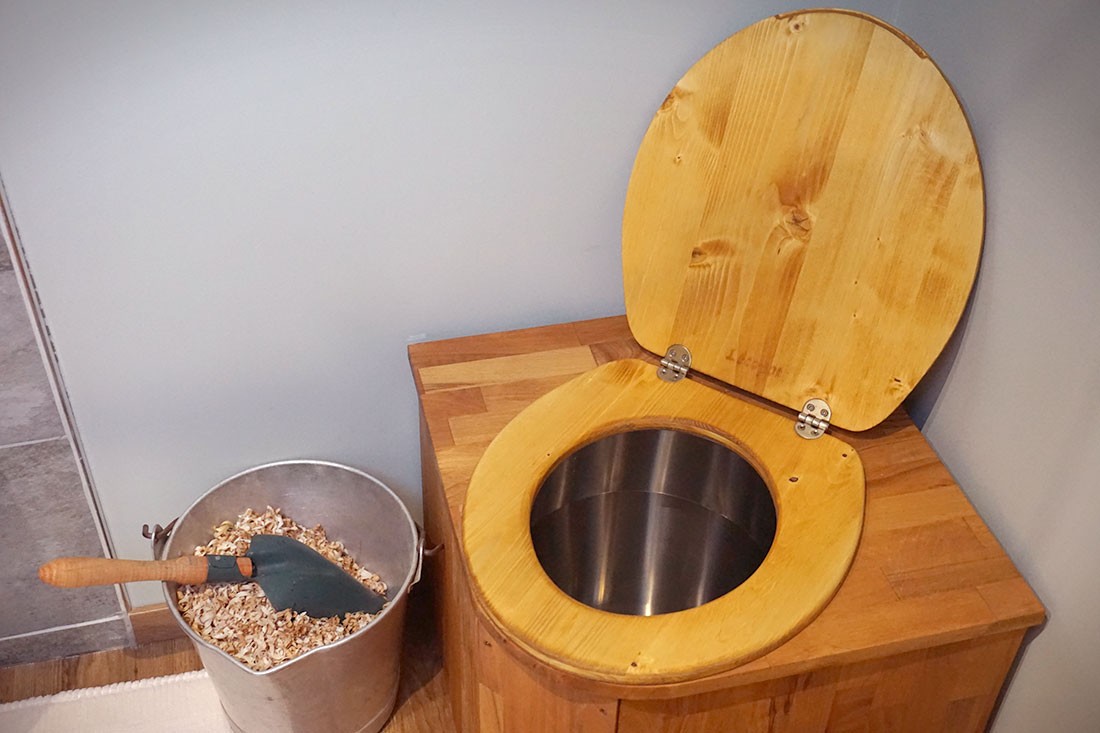 Les toilettes sèches, sans odeurs et permettant d’économiser l’eau de source. 
